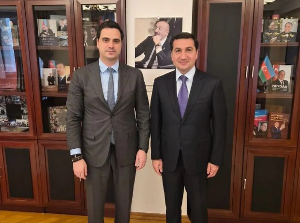 Hikmət Hacıyev Elçin Qasımovla ikitərəfli münasibətləri müzakirə etdi
