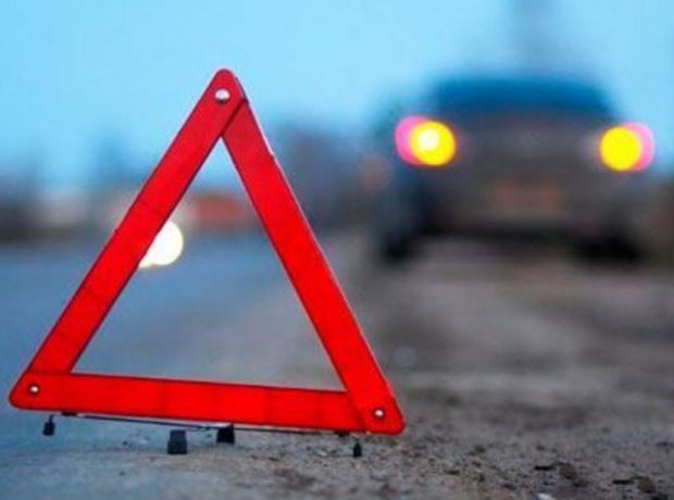 Kürdəmirdə qəza: avtomobil dəmiryol keçidinə çırpıldı – FOTOLAR