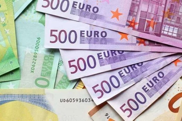 Rubl zəifləyir, dollar sabit qalır – iqtisadiyyatda nə baş verir?